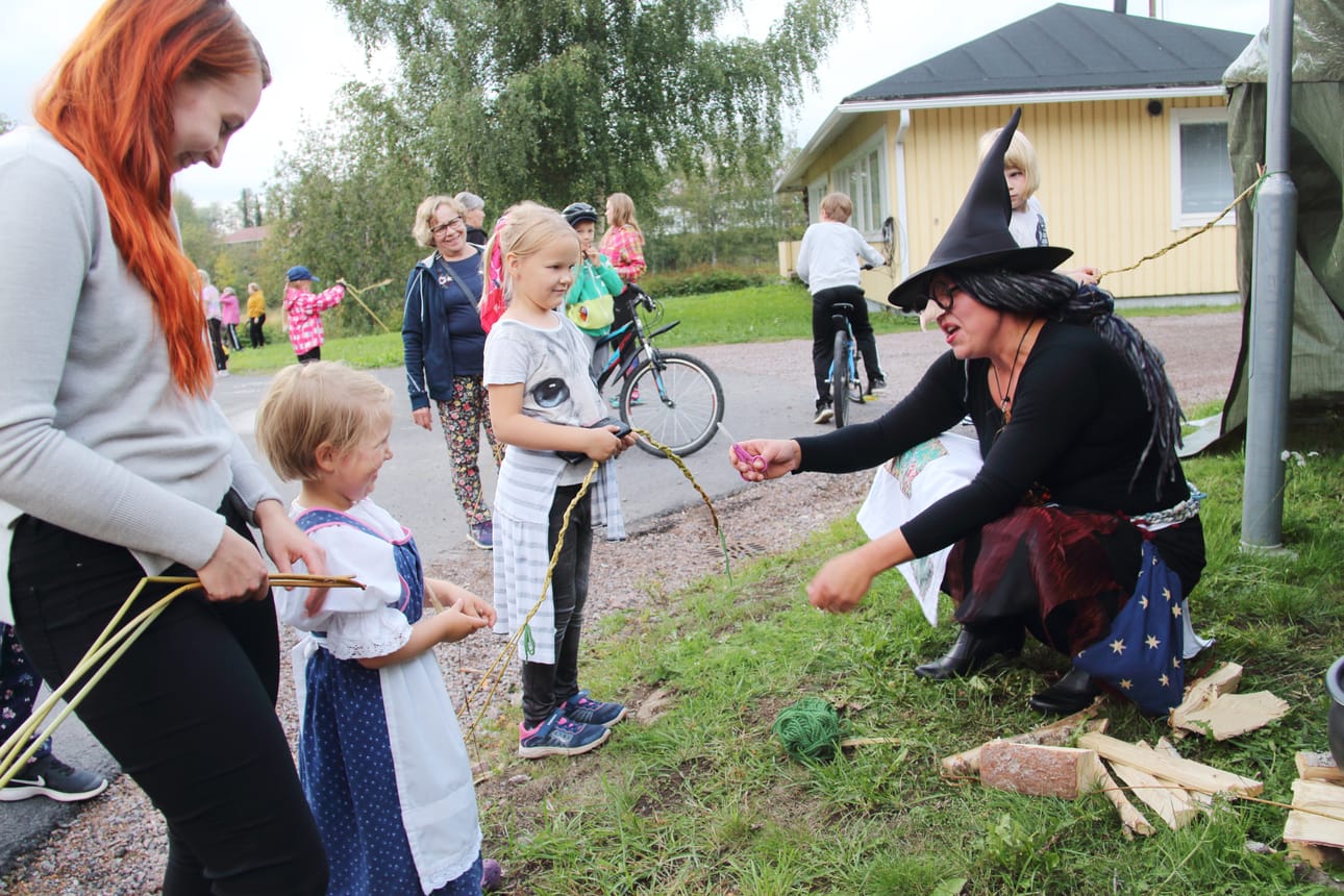 Noidan kaupassa oli tarjolla esimerkiksi risuja. Lapset juttelivat erikoisen ilmestyksen kanssa mielellään.
