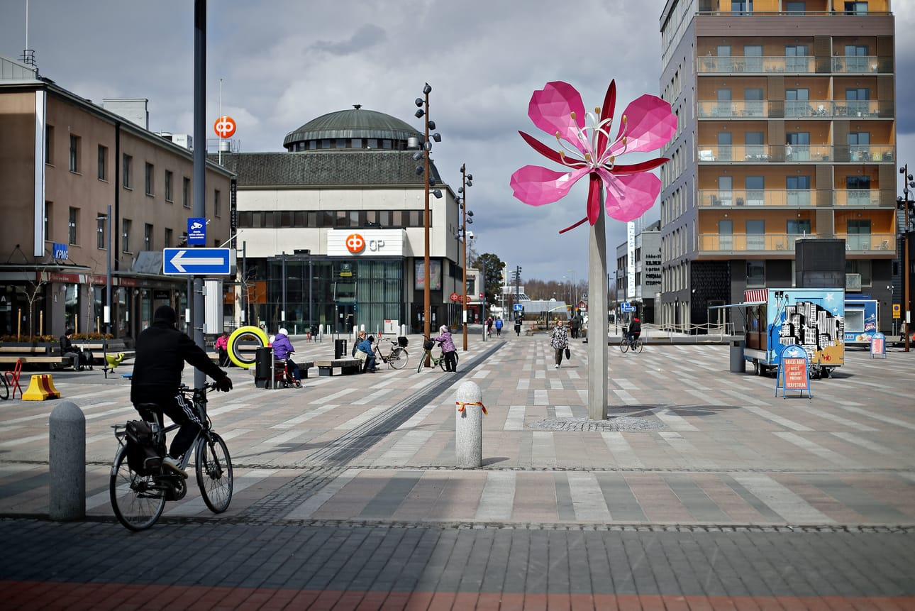 Seinäjoen keskustorilla järjestetään juhannuksen aatonaattona juhannusteemainen Toritorstai. Arkistokuva.