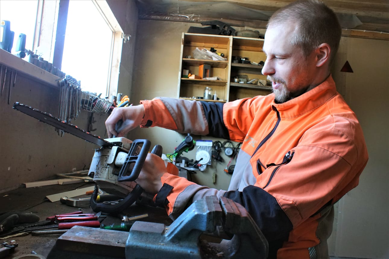 Pärjänsuon metsä- ja huoltopalvelujen yrittäjä Pentti Roininen lupaa laittaa muutkin kuin omat työkalut kuntoon.