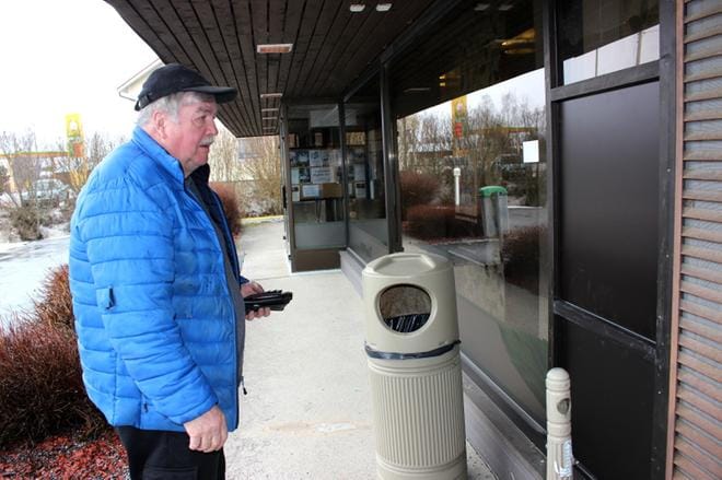 Dagsmarkilainen Olavi Kontio tyrmistyi, kun ottomaatin paikalla Karijoen pankin seinässä oli vain tummasävyinen levy. KUVA: TAUNO RIIHILUOMA