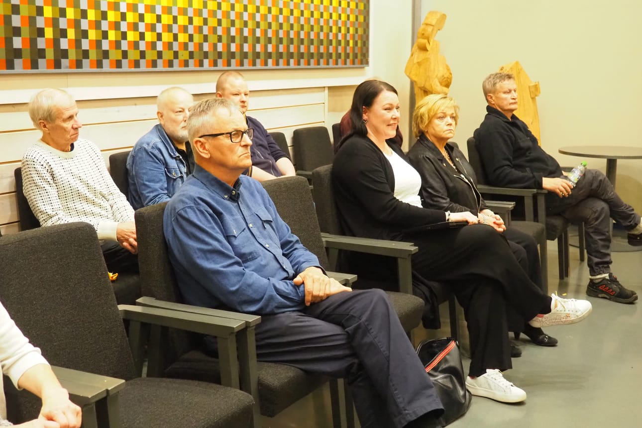 Lehteriltä keskustelua seurasivat toukokuun kokouksesta poistuneet kokoomuksen Riitta Savukoski (vas.) ja keskustan Tuula Helisten.
