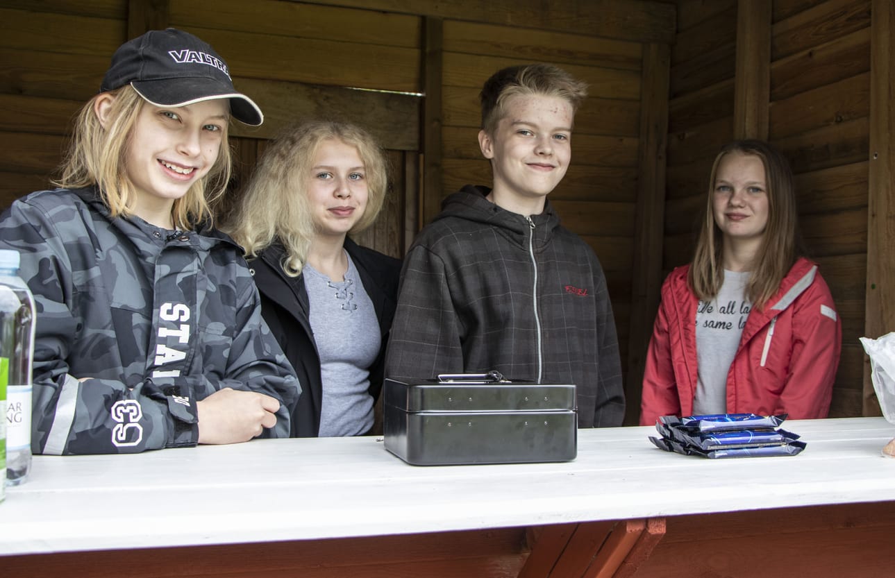 Eino Haataja, Sara Rimpeläinen, Juho Rimpeläinen ja Selma Haataja pitivät jo toistamiseen herkkukioskia kyläpäivillä. Nuoret kuvailivat kyläpäivien olevan mukava tapahtuma joka tuo kylälle elämää.