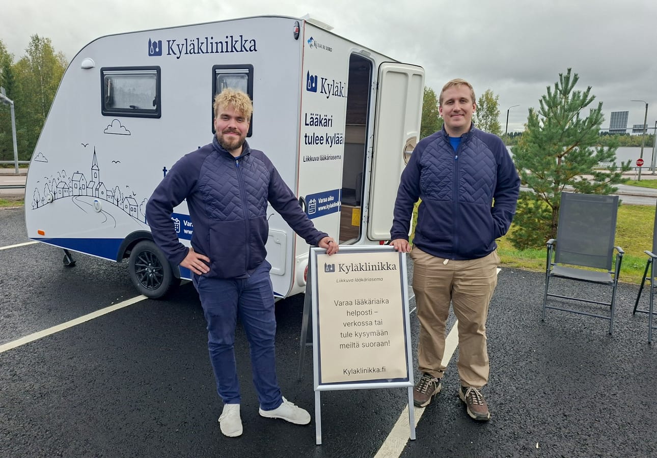 Asuntovaunussa toimiva vastaanotto on herättänyt ohikulkijoissa kiinnostusta, ja palveluntarjoajilta on tultu rohkeasti kyselemään toiminnasta lisää. Ähtäri ja Virrat valikoituivat klinikan kiertuepysäkeiksi väestörakenteen ja sijaintinsa perusteella.
