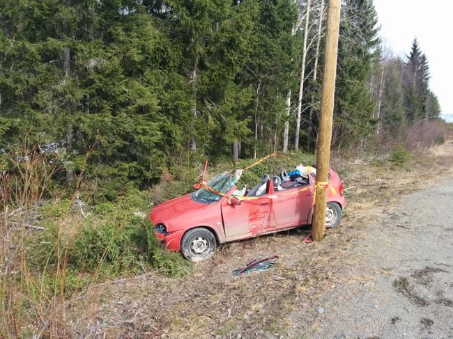 Ajoneuvo pysähtyi pylvääseen.