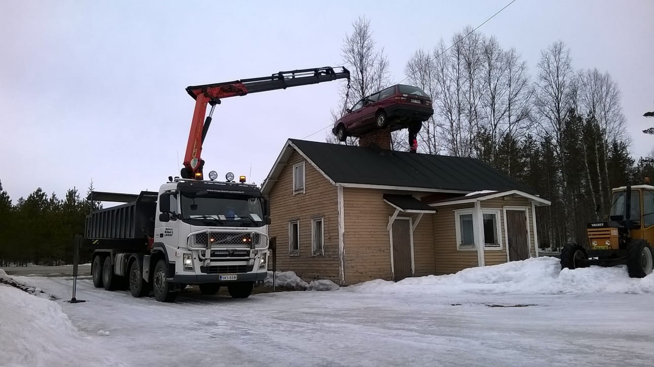 Vanha Volkswagen Passat komeili pari päivää savupiipun päällä. Torstaina se nostettiin pois.