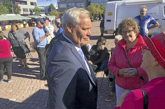 Sdp:n puheenjohtaja Antti Rinne sanoi, että hänellä on mutkattomat suhteet presidentti Niinistöön. Rinne tapasi kansalaisia tiistaina Lohjan torilla. KUVA: Aki Taponen