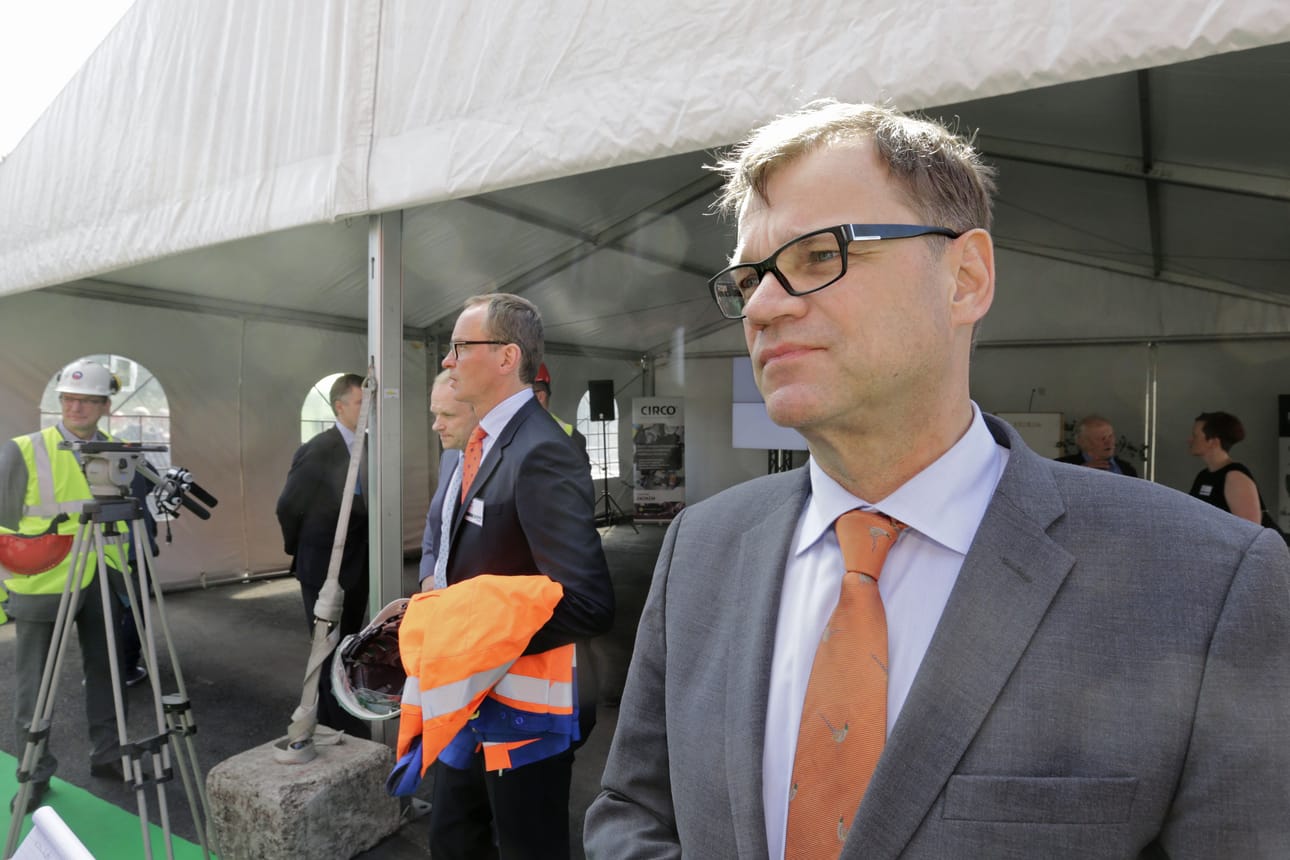 Pääministeri Juha Sipilä (kesk.) huomauttaa, ettei raportissa mainita ministeri Anne Berneriä (kesk.) nimellä laisinkaan.
