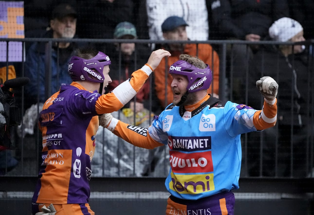 Sotkamon Iivari Vihanto (vas.) ja Roope Korhonen tuulettivat Tampereella tänään. LEHTIKUVA / KALLE PARKKINEN