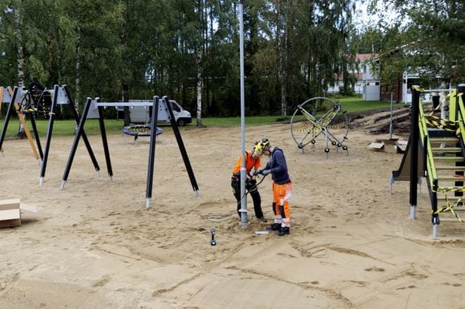 Kitronlaakson uuden leikkikentän valaistusta laittoivat kuntoon Tomi Rentola ja Samuel Peltola. KUVA: SARI HEINILÄ
