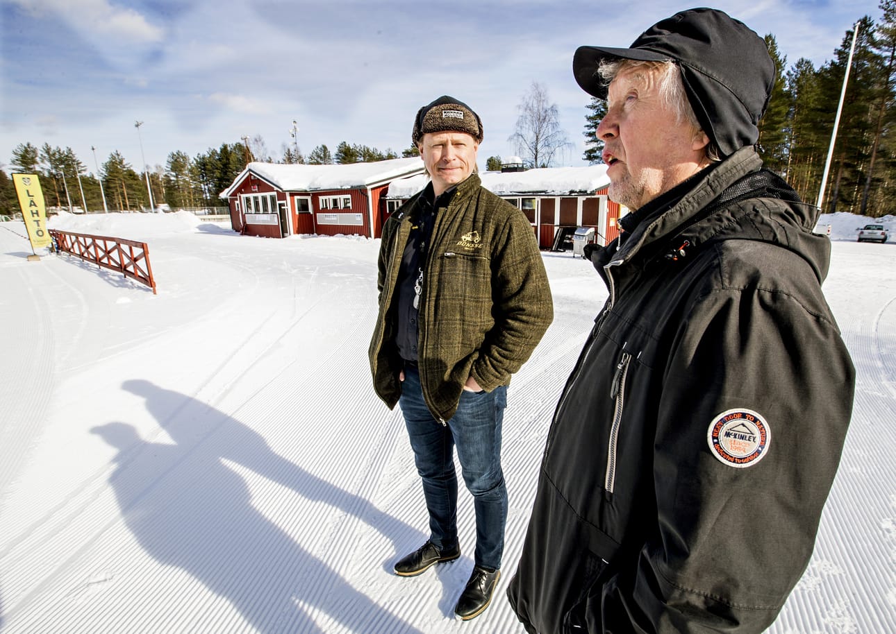 Ponssen hallituksen puheenjohtaja Juha Vidgrén juttelee yläasteen ja lukion entisen liikunnanopettajan Heikki Kuulasmaan kanssa siitä, millainen oppilas Iivo Niskanen oli.