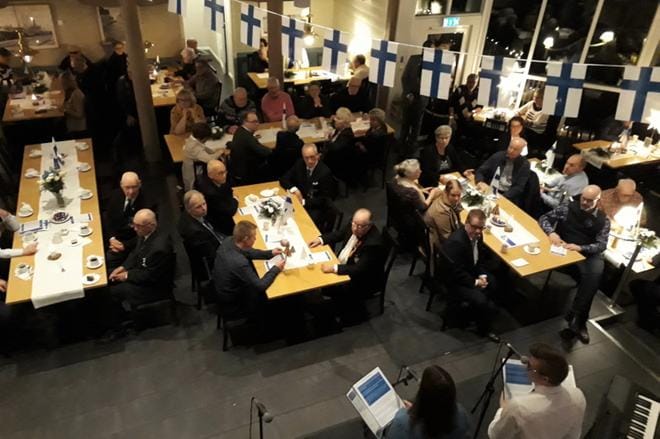 Kristiinassa juhlittiin Suomea ja itsenäisyyspäivää täpötäydessä ravintolassa. KUVA: MINNA ZILLIACUS