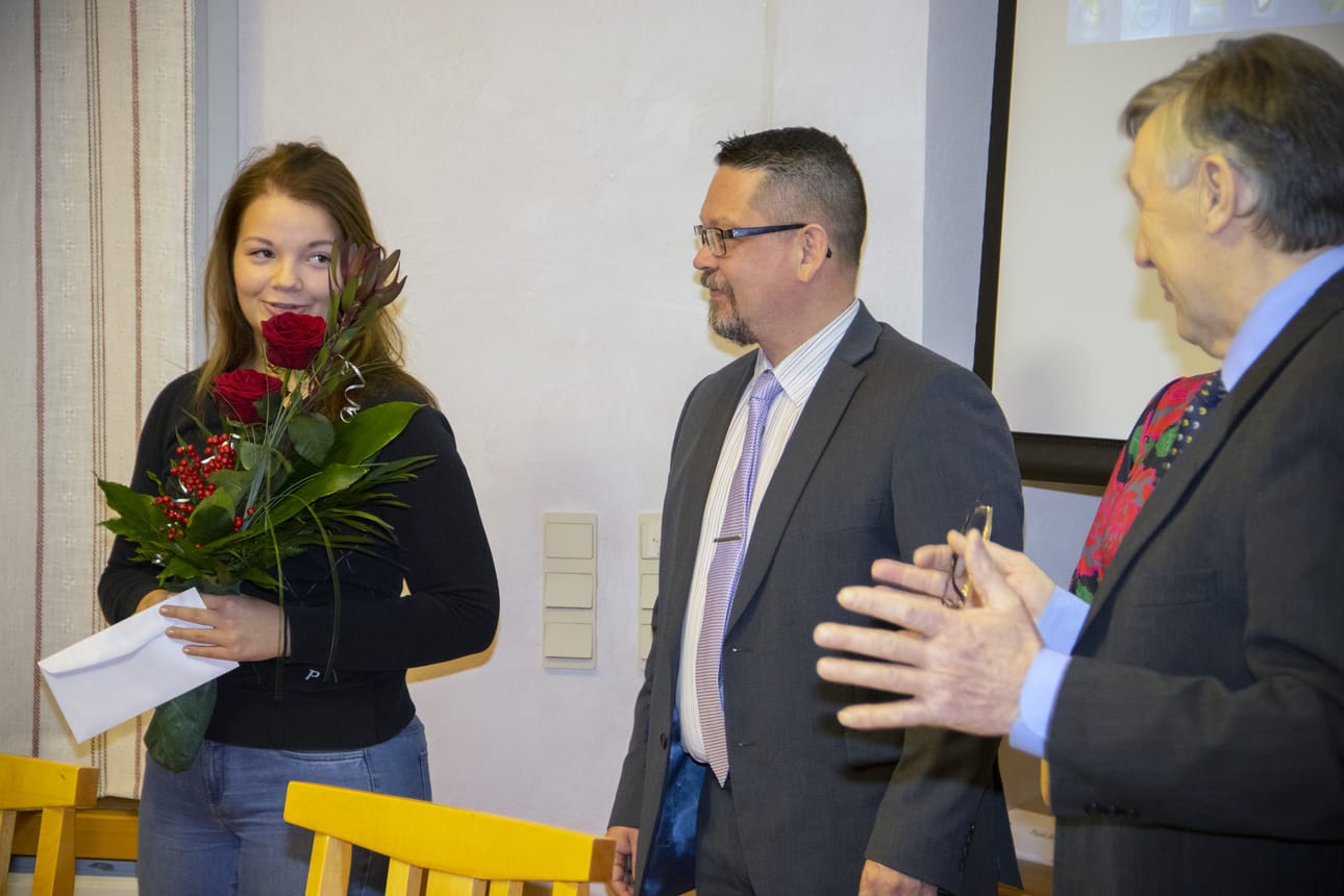 Tyrnävän kunta muisti tyrnäväläistä Lotta Yli-Hukkala-Siiraa Suomen parhaasta ylioppilastuloksesta. Lotta kirjoitti kahdeksan laudaturia ja kaksi eximiaa. Kuvassa myös kunnanjohtaja Vesa Anttila, kunnanhallituksen puheenjohtaja Minna Matinlauri ja kunnanvaltuuston puheenjohtaja Tauno Uitto.