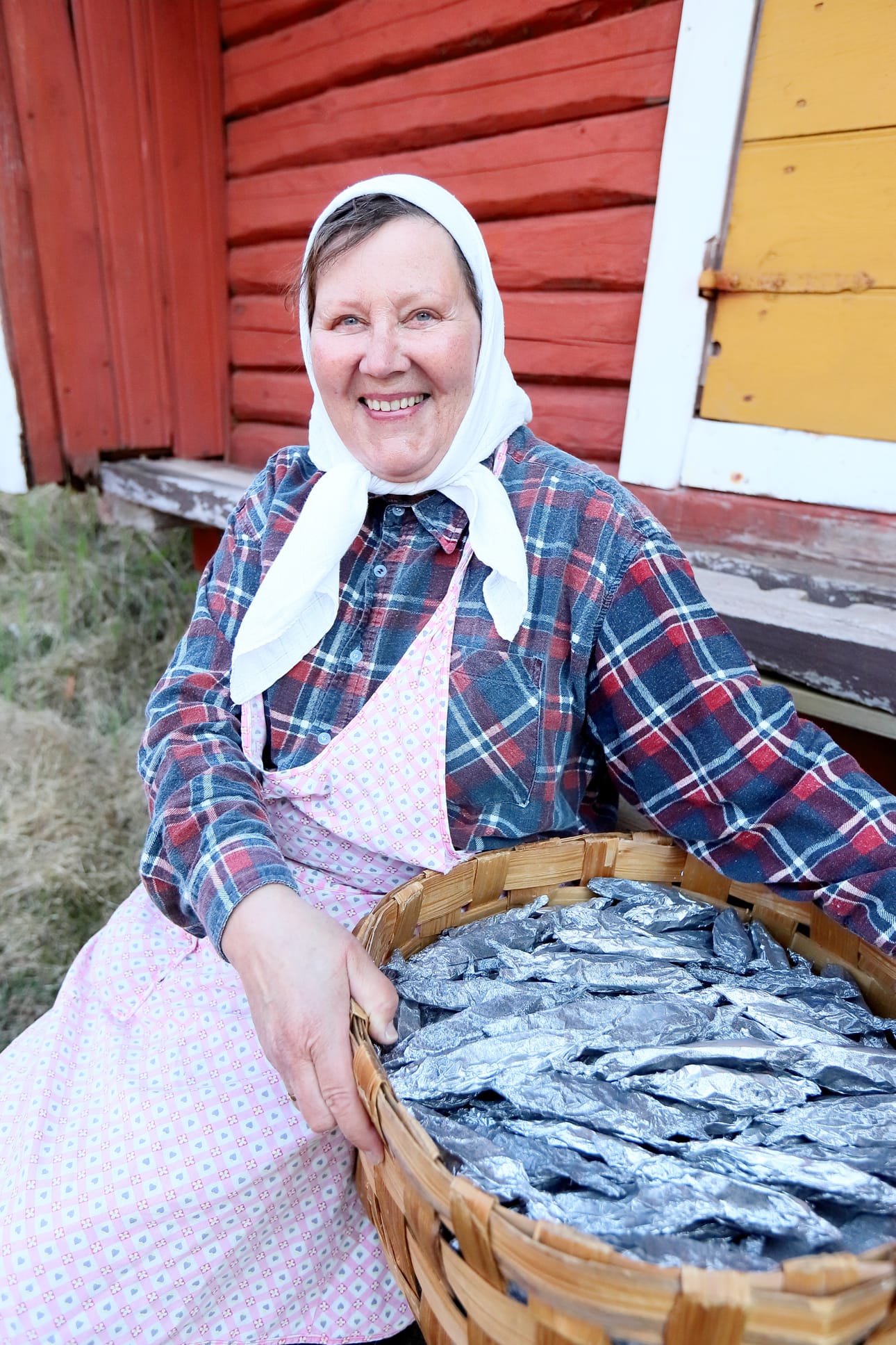 Paula Tuomikosken esittämä Reetta pääsee perkaaamaan muiden naisten tavoin silakoit aoikei urakalla
