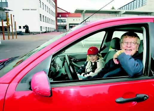 Näytteitä. Ravitsemustyöntekijä Elli Jämsä (vas.), alue-esimies Sinikka Rapo ja terveystarkastaja Saila Lampela ottivat näytteitä Hintan koulun keittiön ruuasta tiistaina.