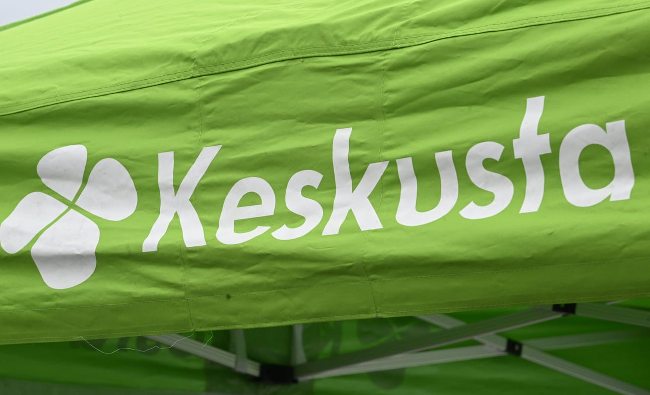 Keskustan esitykseen sisältyy ainakin Suomen yritysveromallin kehittäminen samaan suuntaan kuin Virossa, jossa yritykseen kasvuinvestointeja varten jätettävää voittoa verotetaan keveämmin kuin yrityksestä ulos otettavaa. LEHTIKUVA / Heikki Saukkomaa