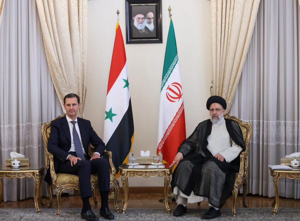 Syyrian presidentti Bashar al-Assad (vas.) ja Iranin presidentti Ebrahim Raisi Teheranissa 8. toukokuuta 2022. Iranin presidentinhallinnon välittämä valokuva. Lehtikuva/handout/AFP