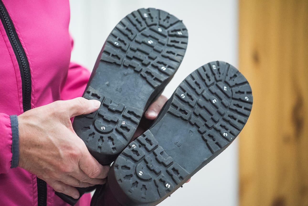 Kenkien nastoina käytetään samoja nastoja kuin autojen talvirenkaissakin. Nastat laitetaan kenkiin Muuntamolla teollisuusalueella.