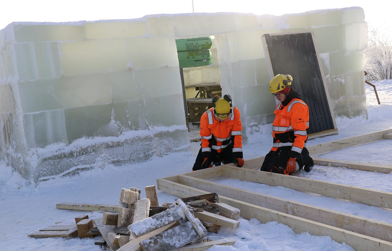 Jääsaunan rakentaminen etenee. Löylyihin pääsee lauantaina kello 13 alkaen.