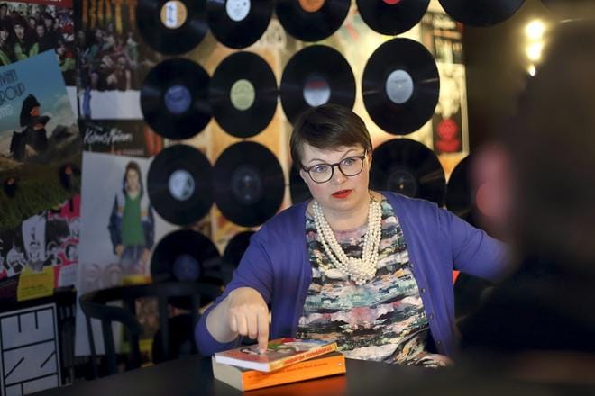 Lottaliina Pokkinen on Suomen Muusikkojen liiton lakiasiainpäällikkö. Hän kirjoittaa parhaillaan opasta, jonka avulla luovan työn tekijät voivat parantaa neuvottelutaitojaan. Kuva: Heikki Hakanen