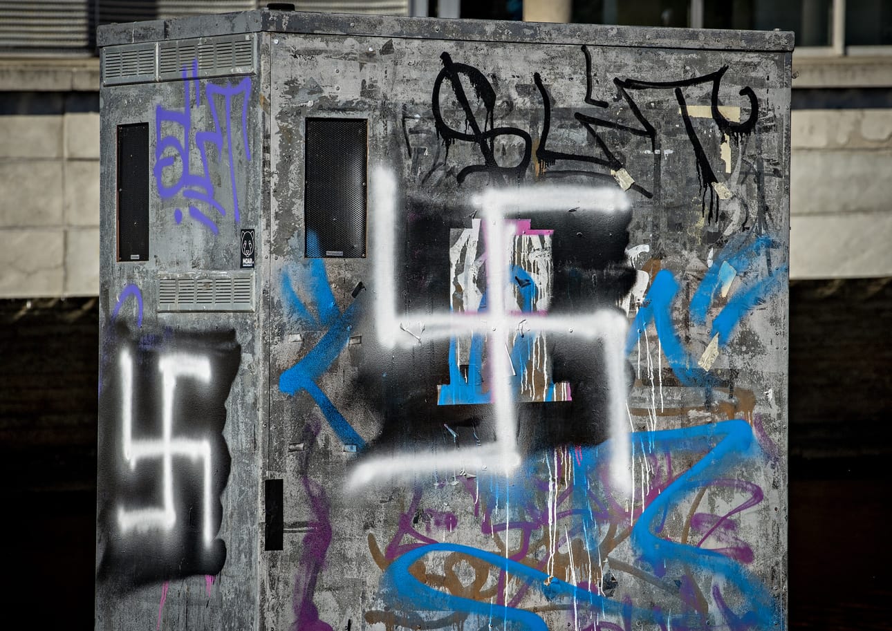 Hallitus selvittää myös mahdollisuudet natsismin ja kommunismin symbolien käyttämisen kriminalisointiin.