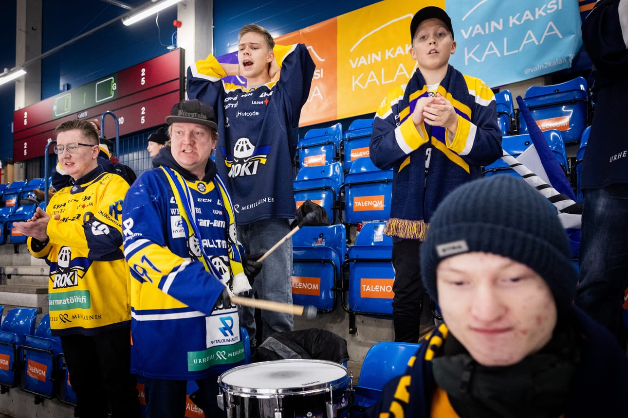 RoKin kannattajaryhmä Sininen pääty eli tunteiden kirjossa. Vasemmalla keltaisessa paidassa Niko Virkkula, rumpua lyö Teemu Aho ja ylärivissä vasemmalla huutokäskijä Vili Jokela-Bergman.