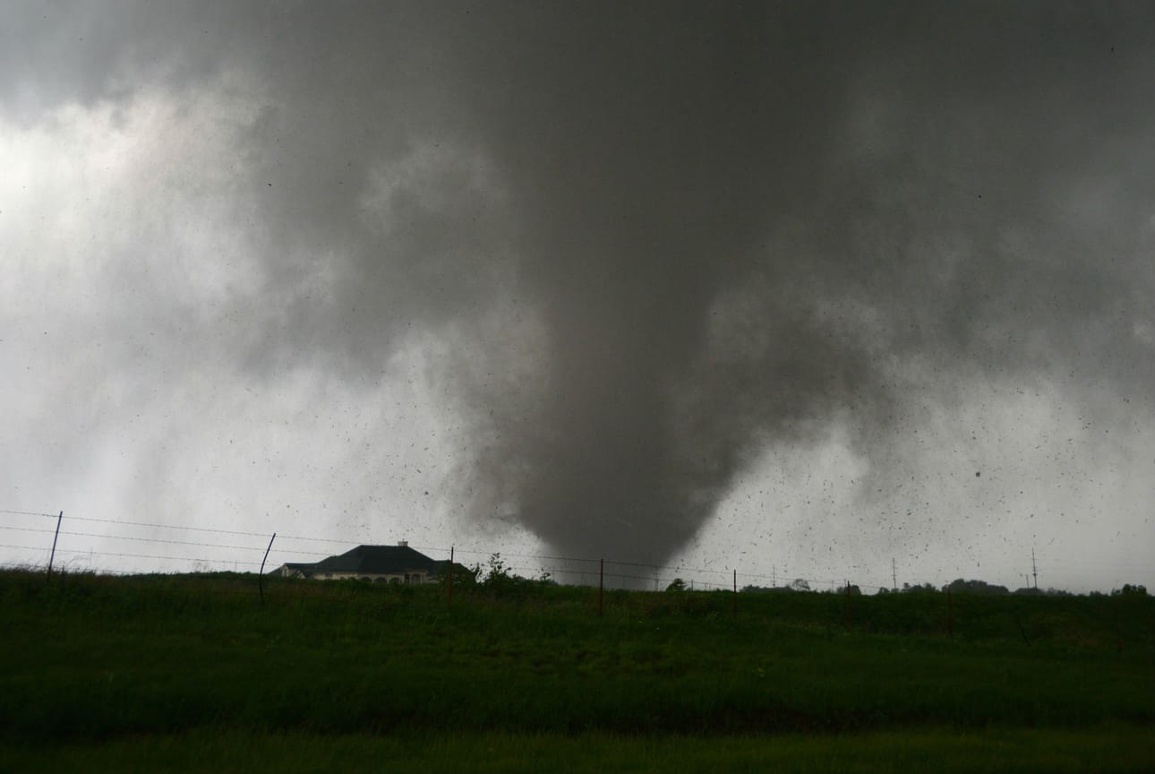 Tornadon ääni on uskomaton, Jari Ylioja sanoo. Ylioja onnistui kuvaamaan tornadoa lähietäisyydeltä.