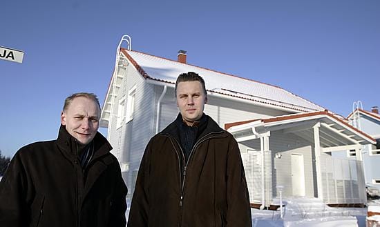 Pohjolan Design-Talon toimitusjohtaja Kimmo (vas.) ja puolen vuoden sapattilomaa viettävä tekninen johtaja Ilkka Kurkela Oulunsalon Niemenrannassa, jossa yrityksen valmistamia taloja on kolmisenkymmentä.