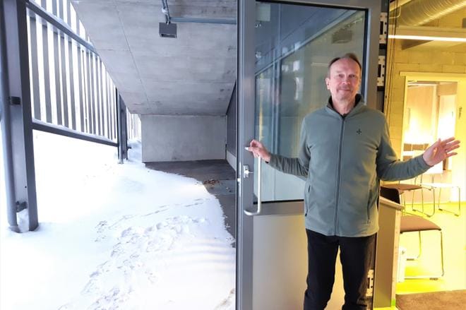 Tästä sisään äänestämään, viittoo Veli-Matti Laitinen. Hänen takanaan, stadionille johtavien portaiden alla näkyy tila, johon mahtuu ulkona äänestävien äänestyskoppi. Kuva: Anne Laurila
