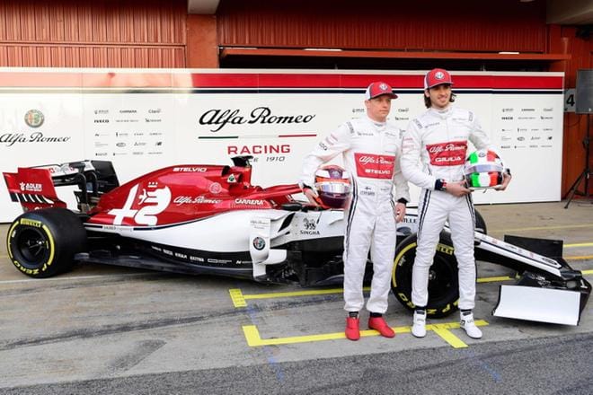 Alfa Romeon laji-ikoni Kimi Räikkonen (vas) lähtee 17. F1-kauteensa nauttimaan. Tallin toiselle kuljettajalle Antonio Giovinazzille on tarjolla oppipojan rooli 39-vuotiaan veteraanin helmassa. KUVA: LEHTIKUVA/LLUIS GENE
