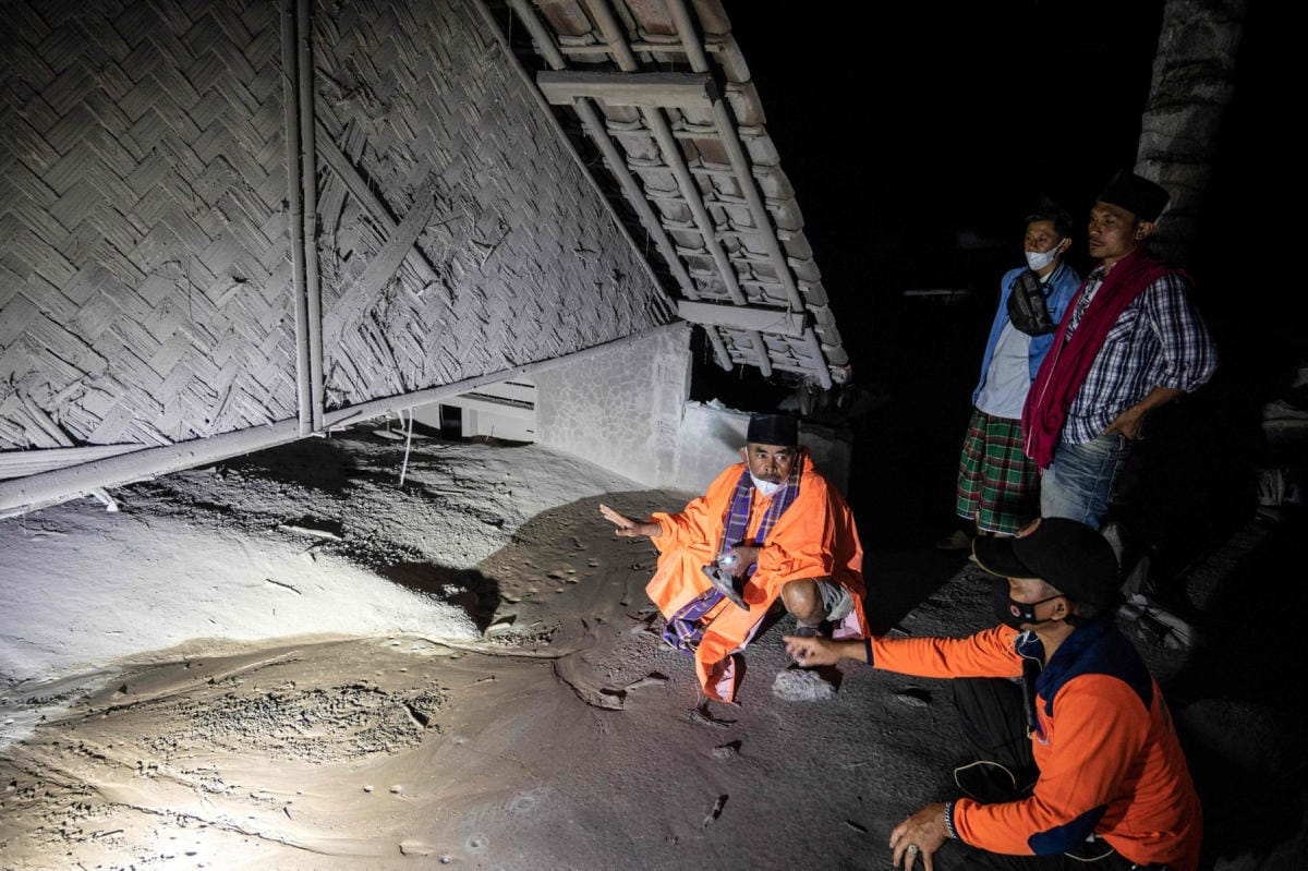 Semeru-tulivuoresta purkautunutta tuhkaa on levinnyt vuoren lähikyliin. LEHTIKUVA/AFP