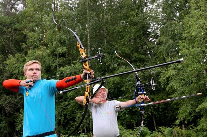 Markus Leikkola (vas.) ja Pentti Kuivalainen ovat edustaneet Jousi-Jusseja ulkomailla asti. Kuvat Essi Nieminen