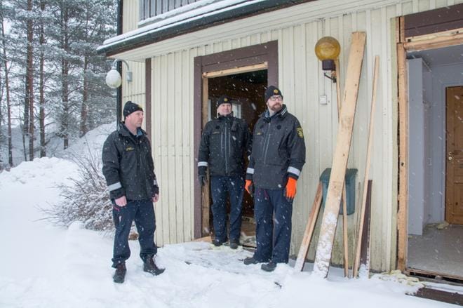 Jarno Perttula, Marko Riikonen ja Juha Kallio kehuvat Leppälän entisen ovitehtaan alueella sijaitsevaa kiinteistöä harvinaisen hyväksi harjoituskohteeksi. KUVA: JESSICA RISTIMÄKI