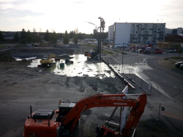 Rakennustyömaalla Etu-Lyötyssä rikkoutui kaukolämpöputki.