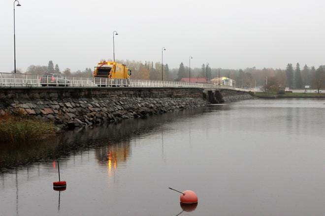 Merenlahden ylittävällä sillalla alkavat tutkimustyöt Kristiinan keskustassa. KUVA: MINNA ZILLIACUS