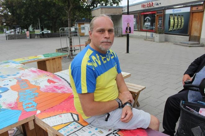 Peter Gustafsson pukeutui Ruotsin väreihin Hökarängenin lähiön torilla päivä sen jälkeen, kun ruotsidemokraatit oli noussut kolmen suuren puolueen joukkoon. Hän äänesti Jimmie Åkessonia. Kuvat: Joonas Kuikka