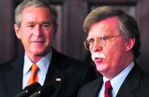 Norsu posliinikaupassa? Yhdysvaltain YK-suurlähettiläs John Bolton (oik.) puhuu nimityksen jälkeen Valkoisen talon Roosevelt huoneessa. Bolton oli presidentti Bushin (vas.) suosikki virkaan.