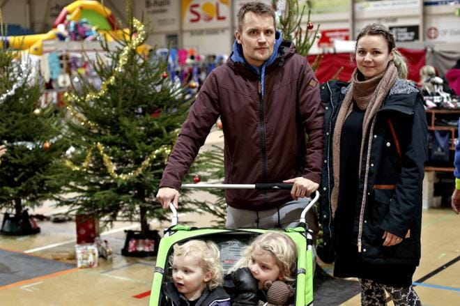 Seinäjokelaiset Antti Hattula ja Kaisa Pelanteri tulivat sunnuntaina joulumarkkoille lastensa Aatoksen (vas.) ja Elsan kanssa. KUVAT: HEIKKI HAKANEN