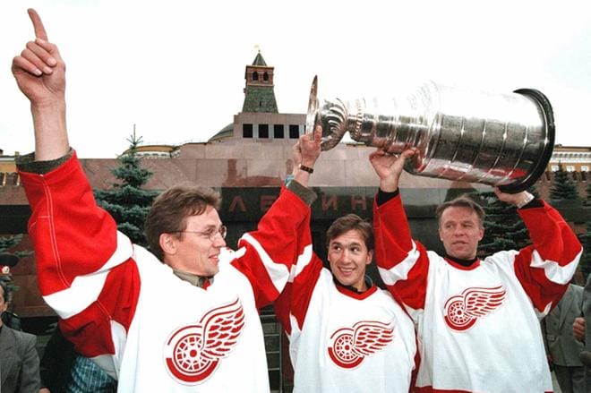 Igor Larionov, Vjatsheslav Kozlov ja Vjatsheslav Fetisov esittelivät Stanley Cupia Moskovassa vuonna 1997. KUVA: Yuri_Kadobnov / Epa