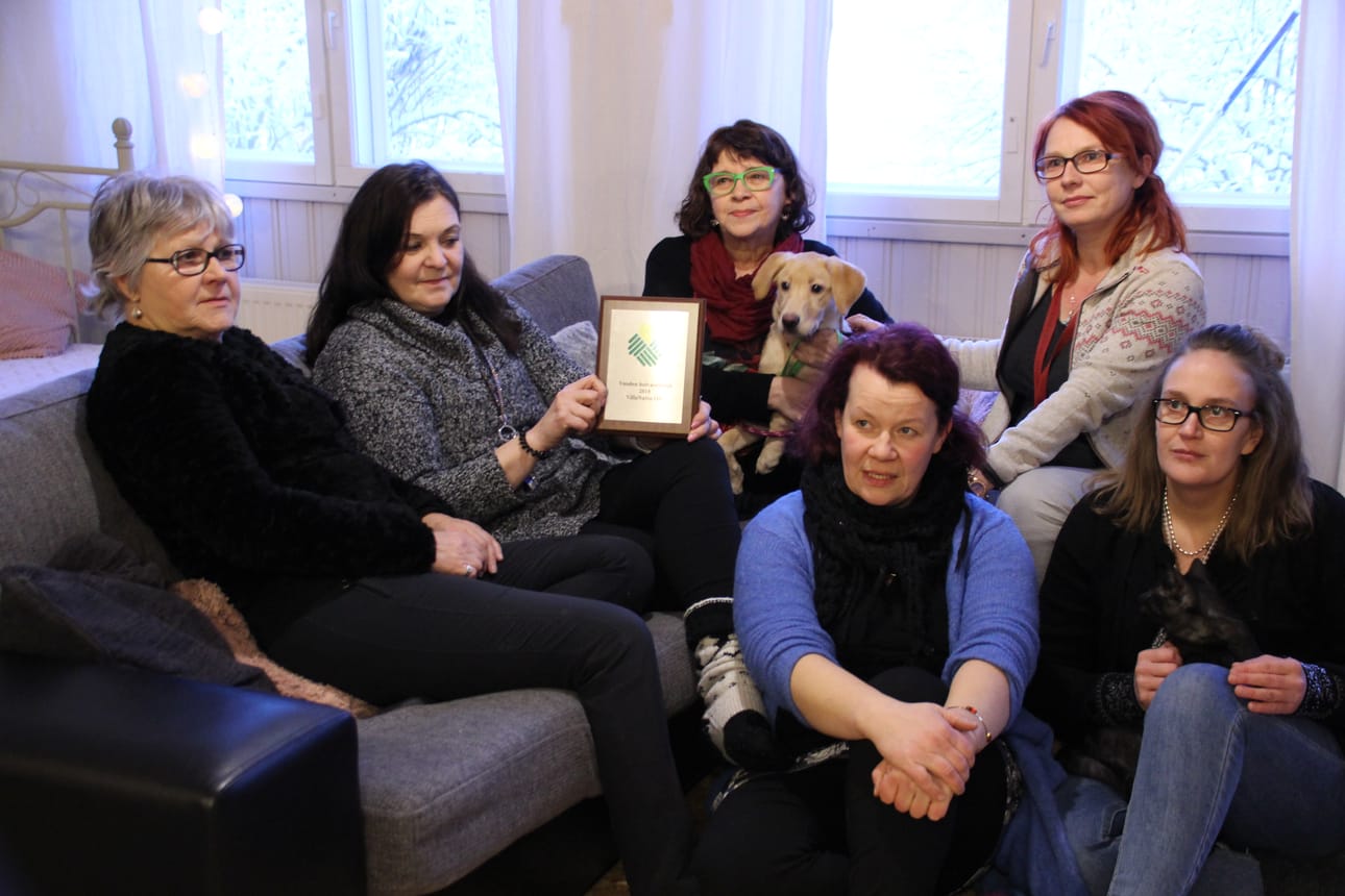 Vuoden hoiva-alan yritys 2018 -tunnustusta pitelee ohjaaja Helena Kangas. Hänen vasemmalla puolellaan Riitta Häkkilä ja oikealla Helena Häkkilä sekä Miia Rautio. Lattialla Vera Häkkilä ja Irja Marttila.