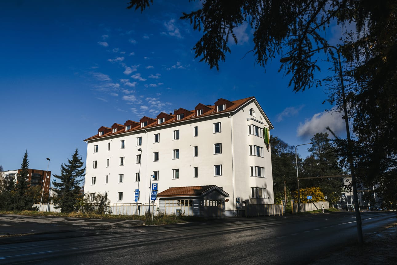 Perinteikäs vuokratalo Poromiehentiellä on siirtynyt hotelliyrityksen omistukseen Rovaniemen keskustassa.