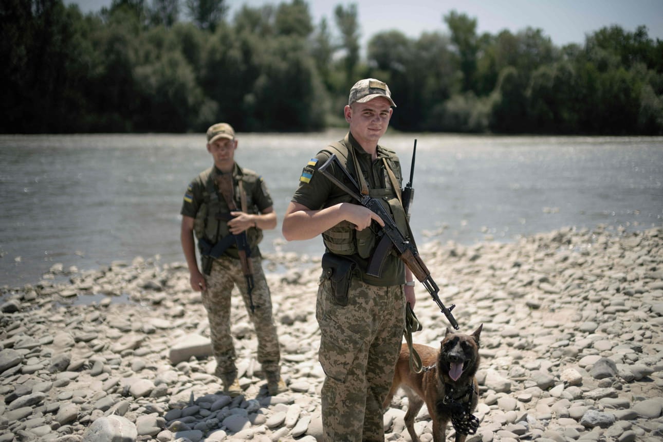 Rajavartioita koirineen Ukrainan ja Romanian rajalla virtaavan Tysa-joen rannalla. Ukraina on laajentanut liikekannallepanoaan, minkä vuoksi tuhansien miesten epäillään paenneen maasta laittomasti. LEHTIKUVA/AFP