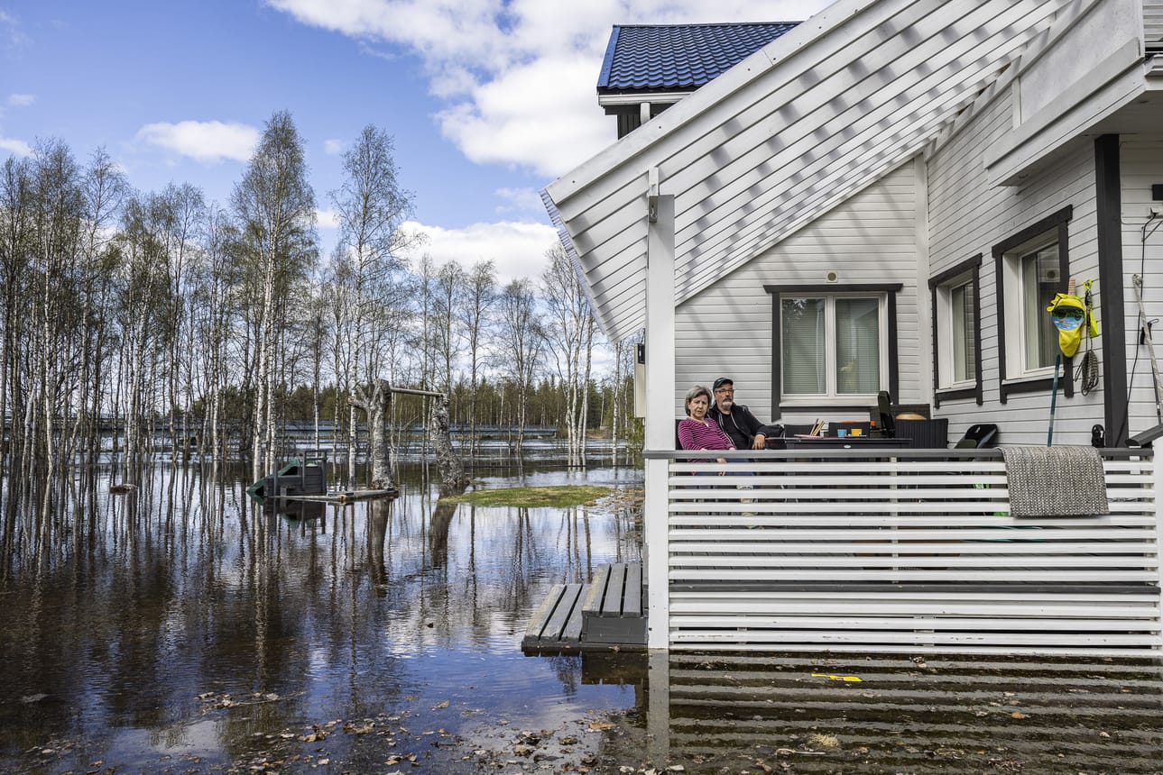 Jorma Raappana ja Maija Niiranen arvelivat vielä torstai-iltana, että tulvasta päästiin sittenkin säikähdyksellä. Yön aikana joen pinta kohosi puoli metriä ja vesi nousi vasten talon pohjoisen ja lännen puoleisia ulkoseiniä.