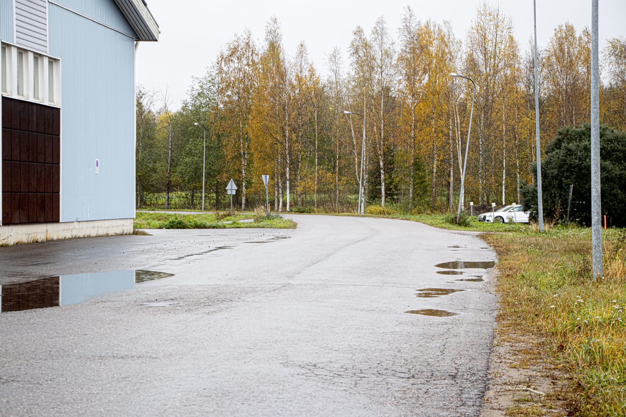 Yrityspuistossa alkaa JMC:n laajennus ja sen vuoksi Ahlströmintietä täytyy siirtää. Väistötiestä tulee mursketie.