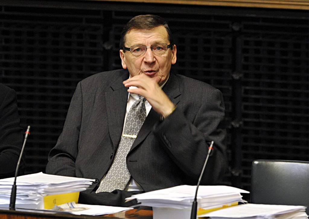 Perussuomalaisten Raimo Vistbacka tiistain istunnossa. Perussuomalaiset hyväksyivät puoluetuen, vaikka Pentti Oinonen oli ehdottanut siihen vähennyksiä. Vistbackan mukaan Oinonen ei löytänyt ehdotustekstiään, koska se oli tämän edessä olevan paperin kääntöpuolella.