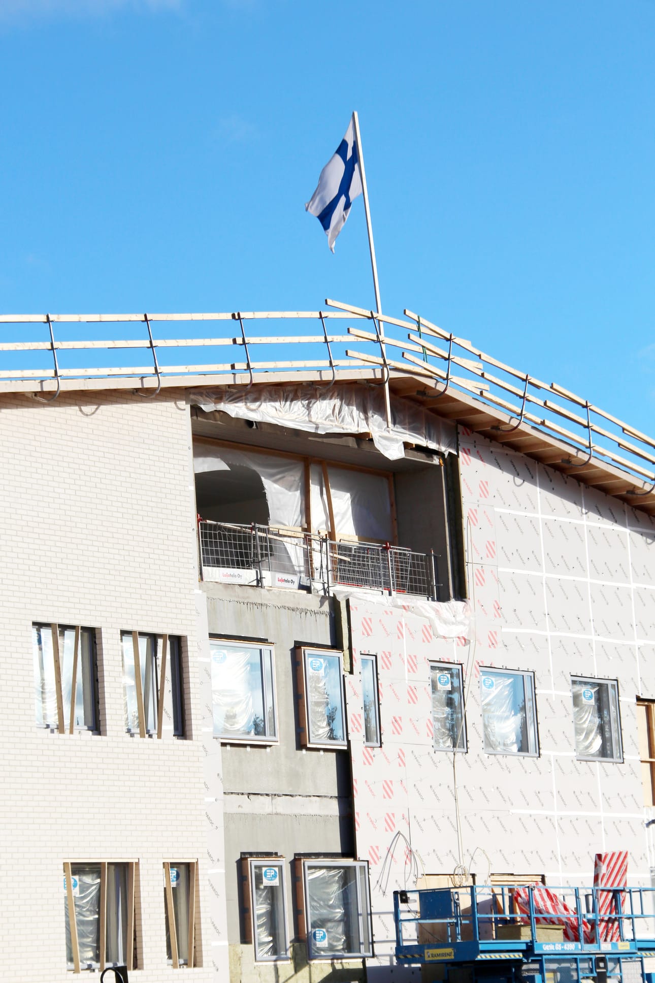Tiistaina lippu liehui koulukeskuksen tangossa harjannostajaisten kunniaksi.