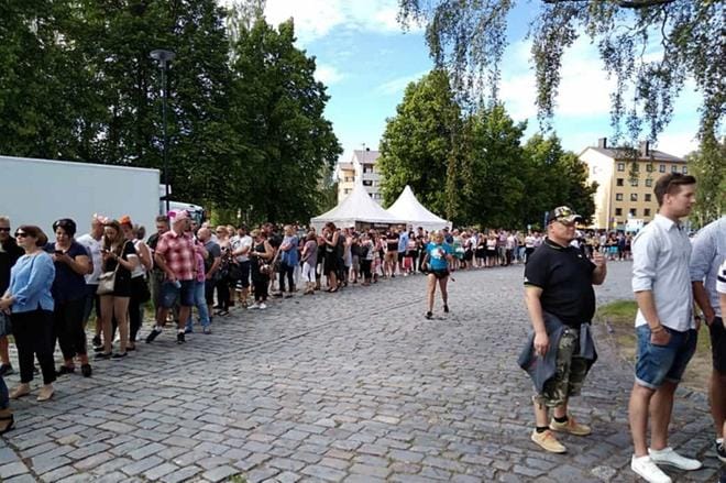 Vasemmalla oleva jono on vip ja kaupungin työntekijöiden. Oikealla tavallinen lipunmyyntijono. Kuvat: Laura Krohn