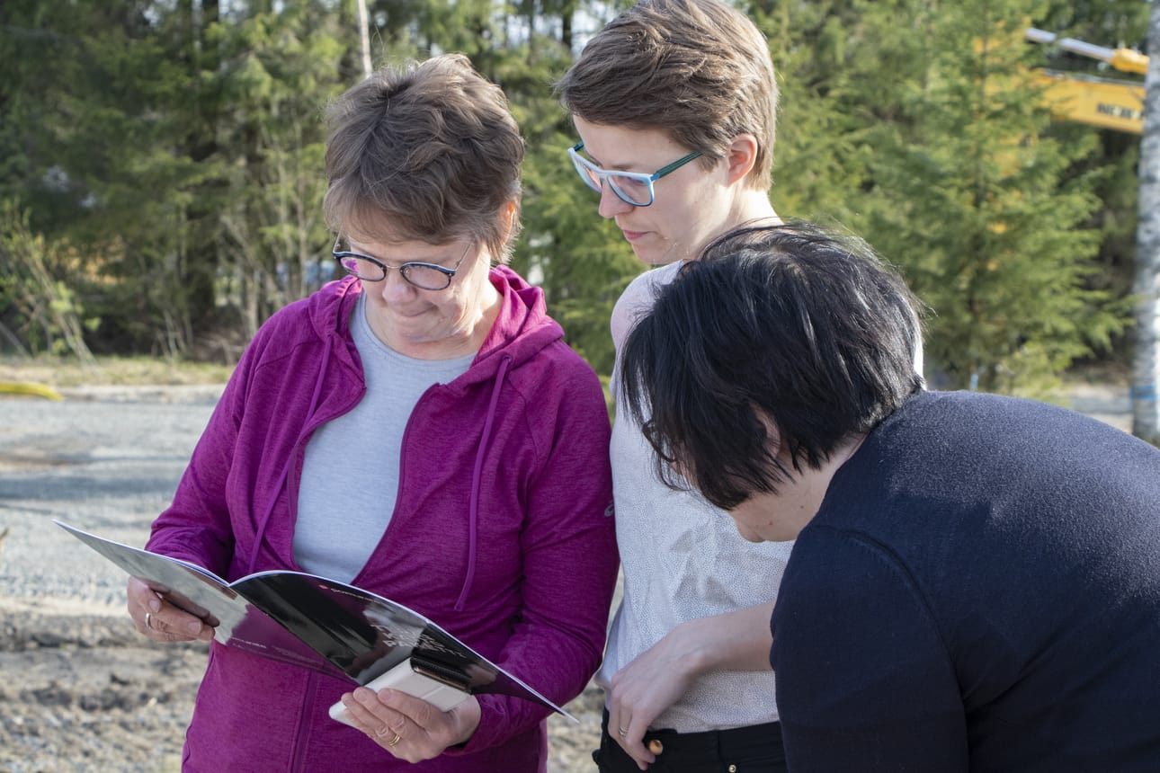 Yhdessä tehden, vastuuta jakaen. Eliisa Liukko, Marja Sydänmetsä ja Mervi Karttunen pohtimassa varastorakennuksen katemateriaalia.