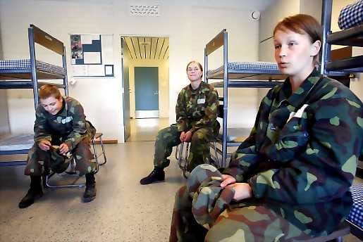 Rita Suomalainen (vas.), Sointu Helttunen ja Paula Taskila palvelivat Kainuun Prikaatissa elokuussa 2003.