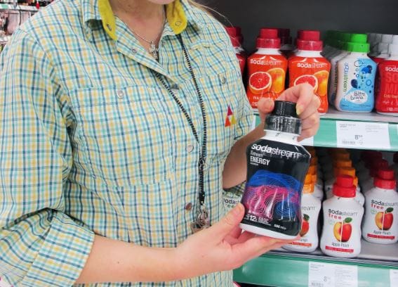 Nuoret sekoittavat energiajuomaa tiivisteestä.