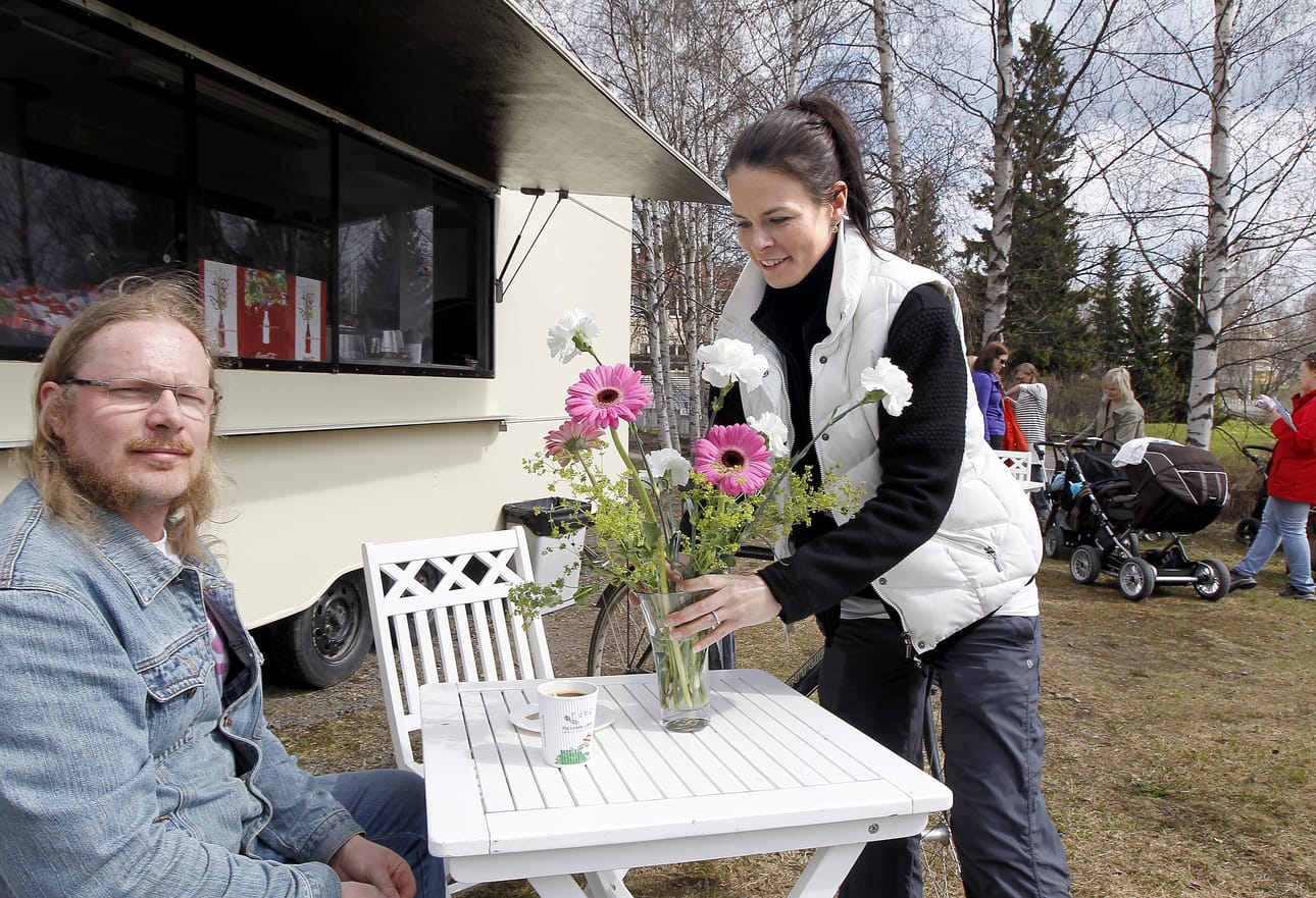 Restonomi Rina Peltonen avaa kesäkahvilavaunun Tuiran Uittokujalle, mutta haaveilee pysyvästä kahvilarakennuksesta Tukkisaaressa. Kahville on pysähtynyt Janne Kivioja.